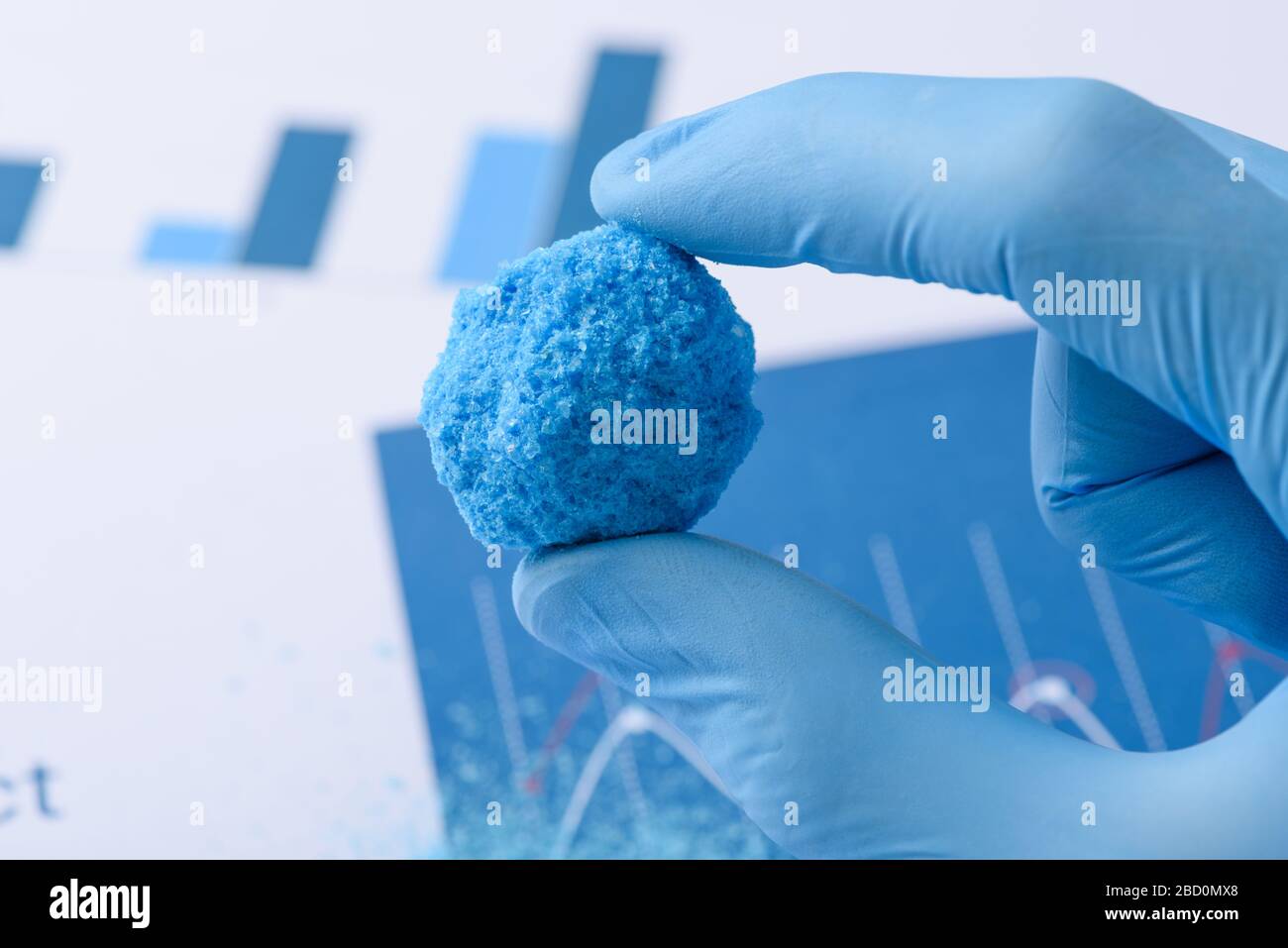 Großer blauer chemischer Kristall in wissenschaftlichen Händen im Labor Stockfoto