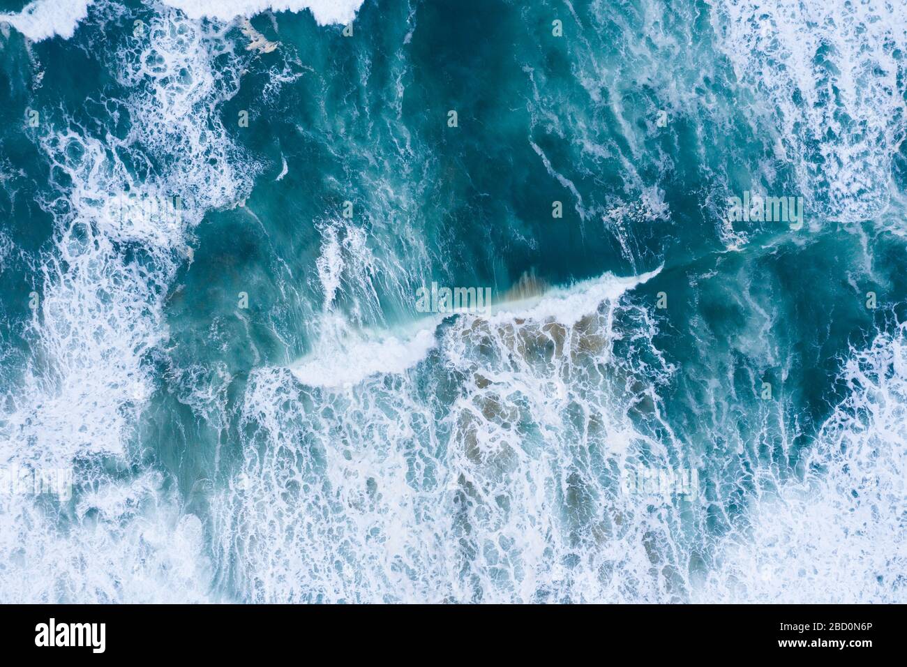 Blaue Ozeanwellen und Sandantenne Dron Dron Dron Draufsicht Stockfoto