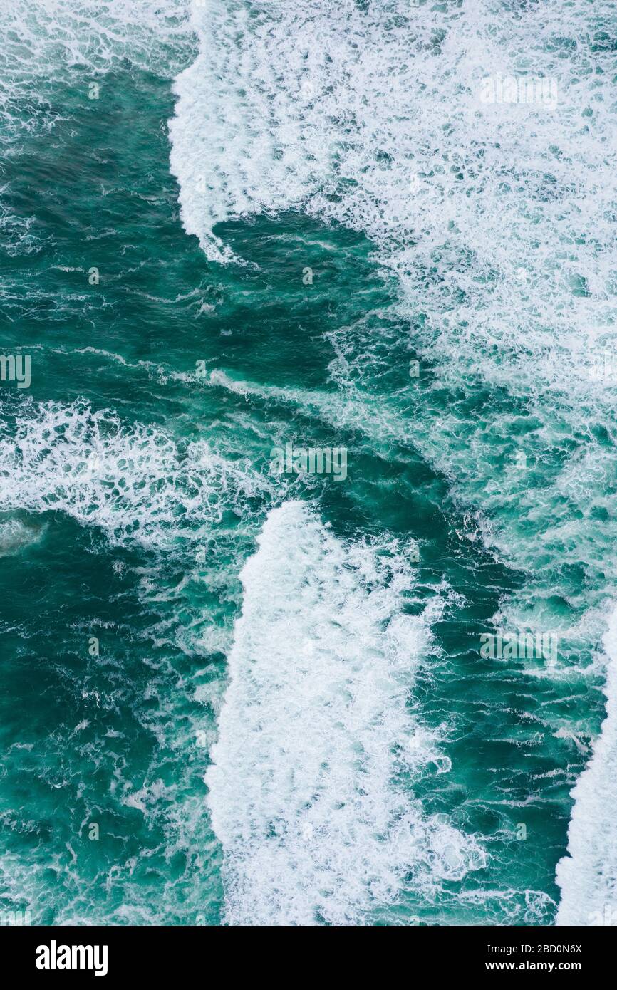 Smaragdgrüne Meereswellen Luftdrone Dron Dron Draufsicht Stockfoto