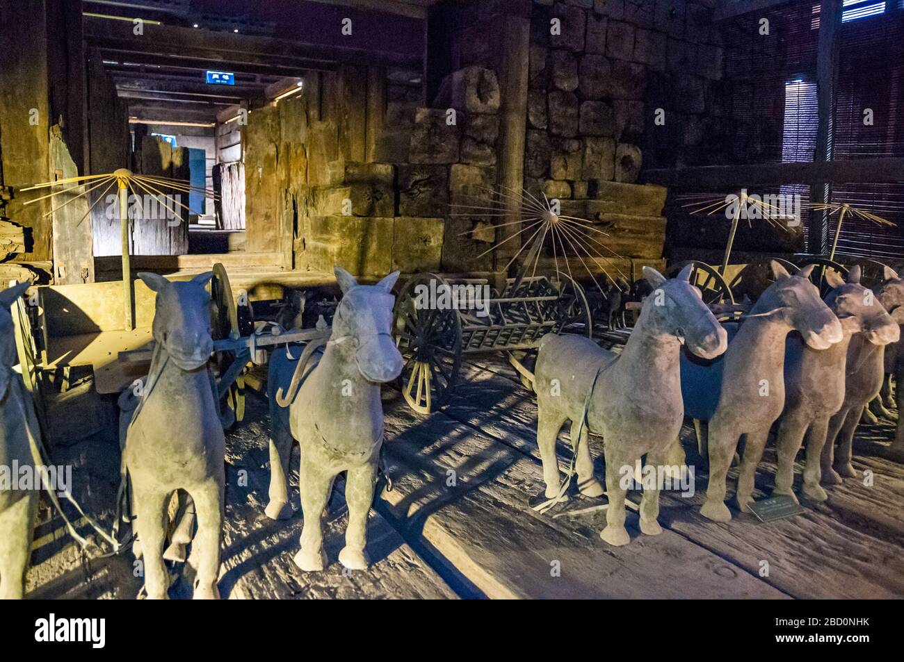 Pferde und Wagen am Mausoleum des westlichen Han-Grabes in Yangzhou, China. Stockfoto
