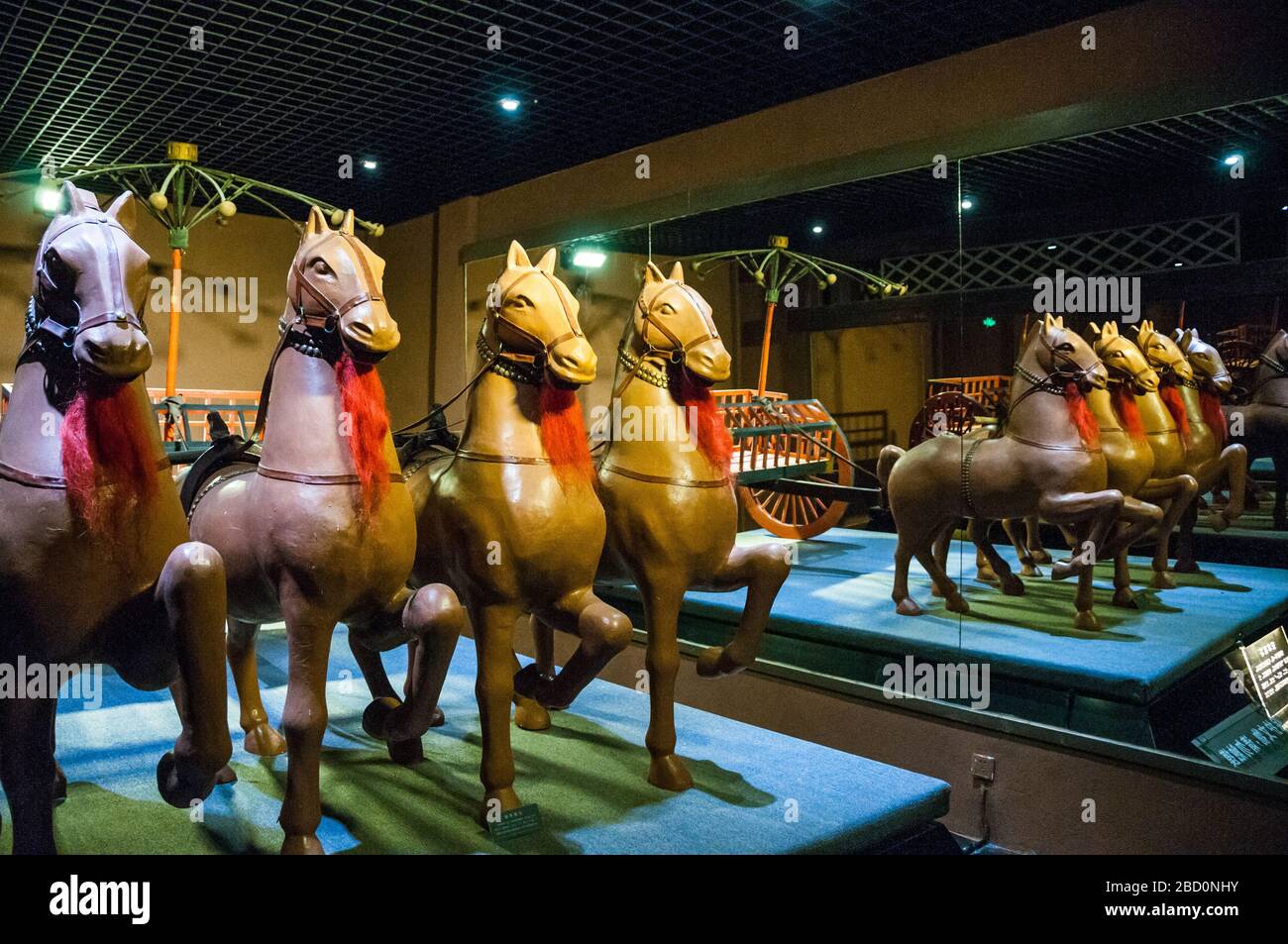 Ein Modell von Pferden und Streitwagen im Mausoleum des westlichen Han-Grabes in Yangzhou, China. Stockfoto