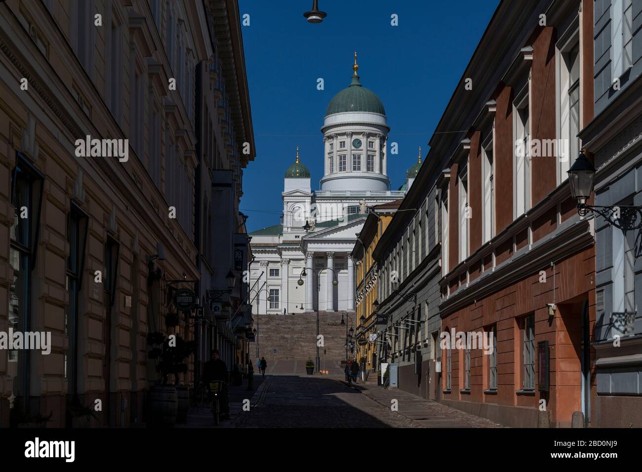 Die Kathedrale von Helsinki ist ein Wahrzeichen der Stadt. Normalerweise ist es voller Touristen, aber aufgrund der Coronavirus Pandemie ist die Nachbarschaft praktisch leer. Stockfoto