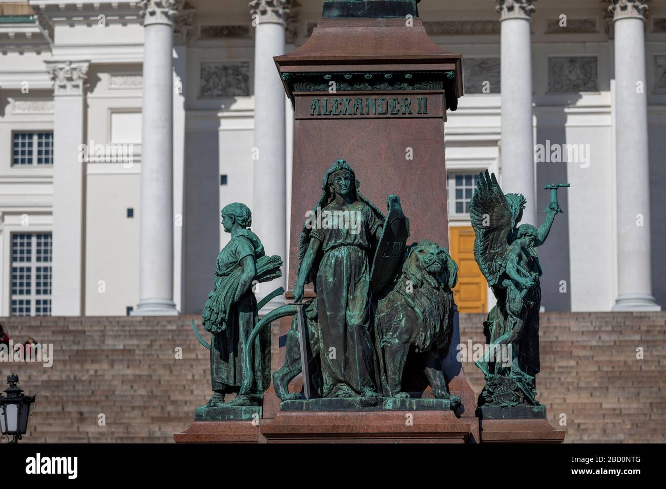 Die Skulptur Alexanders II. Von Russland hat vier symbolische Elemente in seiner Nähe: Gesetz, Arbeit, Frieden und Licht. Elemente weisen vier Richtungen auf. Stockfoto