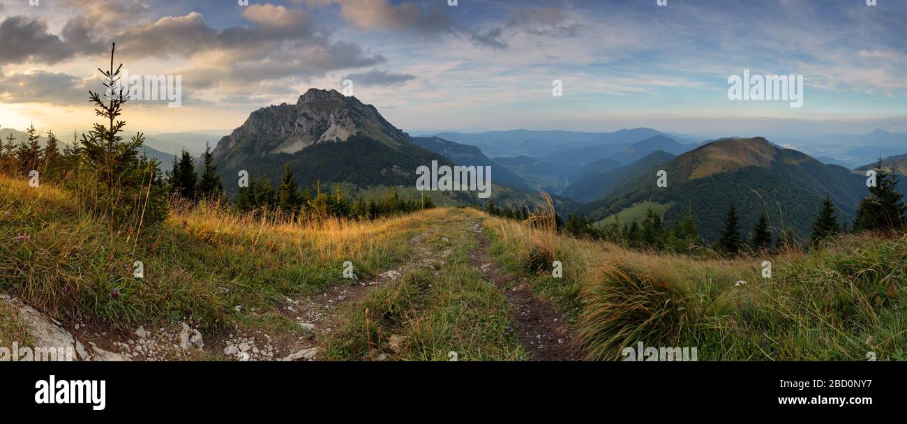Panoramablick auf die Berge fallen sunset Landschaft, Rozsutec Stockfoto