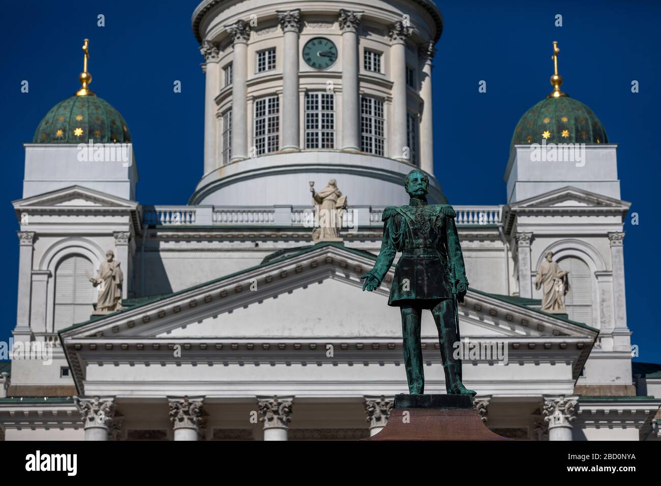 Alexander II. Von Russland ließ die finnischen Menschen unabhängig unter russischem Regime leben, die IS-Statue befindet sich vor der Kathedrale von Helsinki. Stockfoto