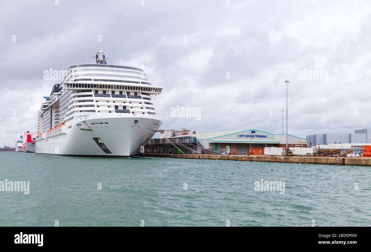 Southampton, Großbritannien - 24. April 2019: Kreuzfahrtschiff MSC Meraviglia wird im Hafen von Southampton gefestigt. Dieses Kreuzfahrtschiff gehört und wird von betrieben Stockfoto