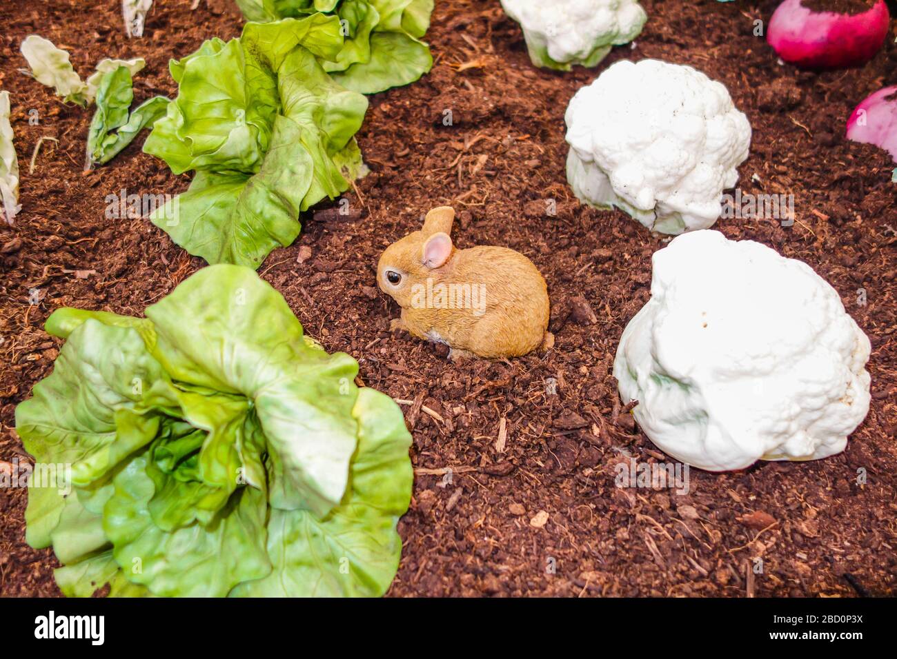 Künstlicher Gemüsegarten mit künstlichem Kaninchen. Stockfoto