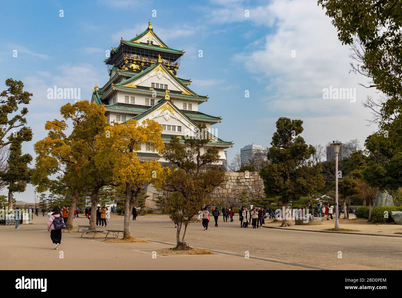 Ein Bild der Burg Osaka, wie es vom Platz unten scheint. Stockfoto