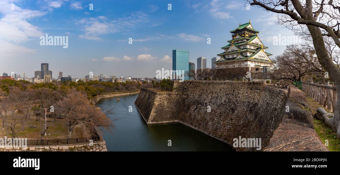 Ein Panoramabild der Burg Osaka mit Blick auf den Osaka Castle Park und seinen Wassergraben. Stockfoto