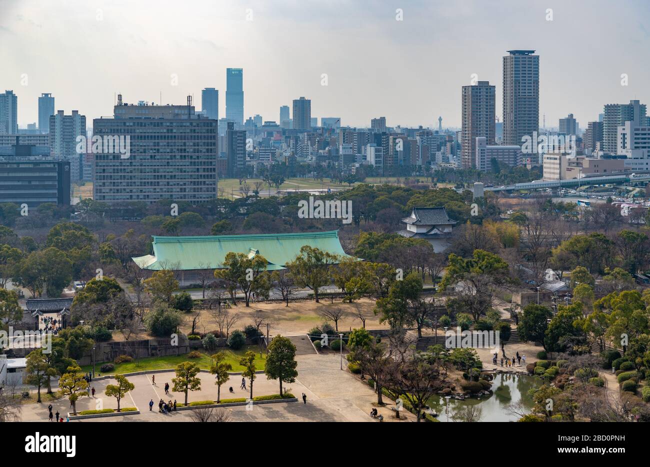 Ein Bild der Skyline von Osaka, des Osaka Castle Park und des Osaka Shudokan, wie man es von der Spitze der Burg von Osaka aus sieht. Stockfoto