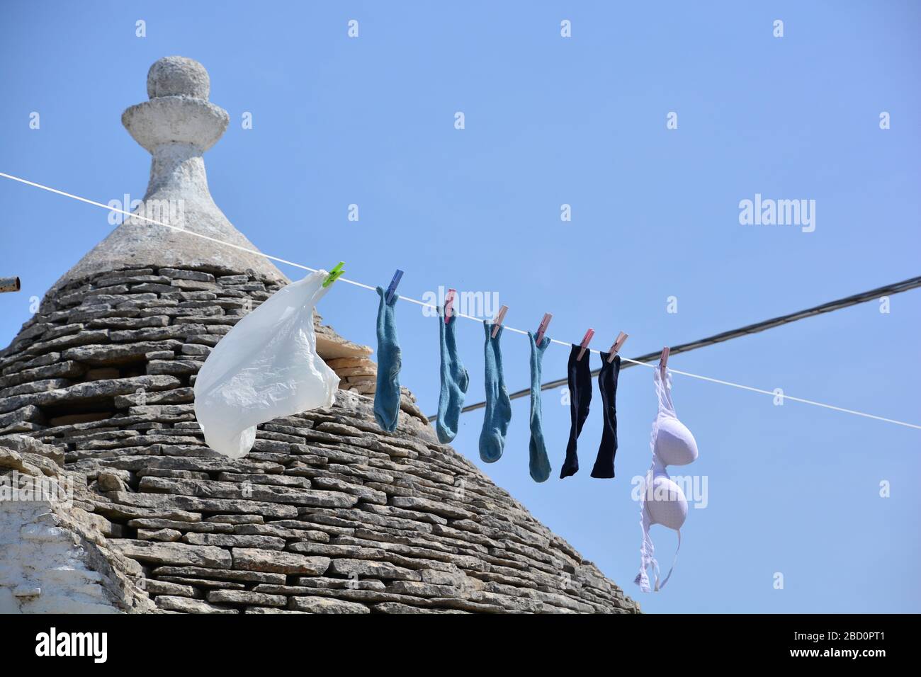 Alberobello, Italien-April 2019; Nahaufnahme des Daches eines Trullo-Gebäudes mit Wäsche zum Trocknen; eine kleine Stadt in der Nähe von Bari Stockfoto