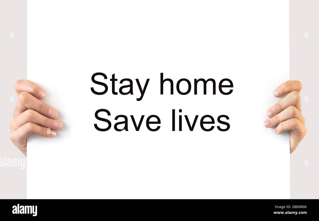Hände, die ein Brett mit der Botschaft "Bleib zu Hause" halten Leben retten, Kovid-19-Coronavirus-Sperrkonzept Stockfoto