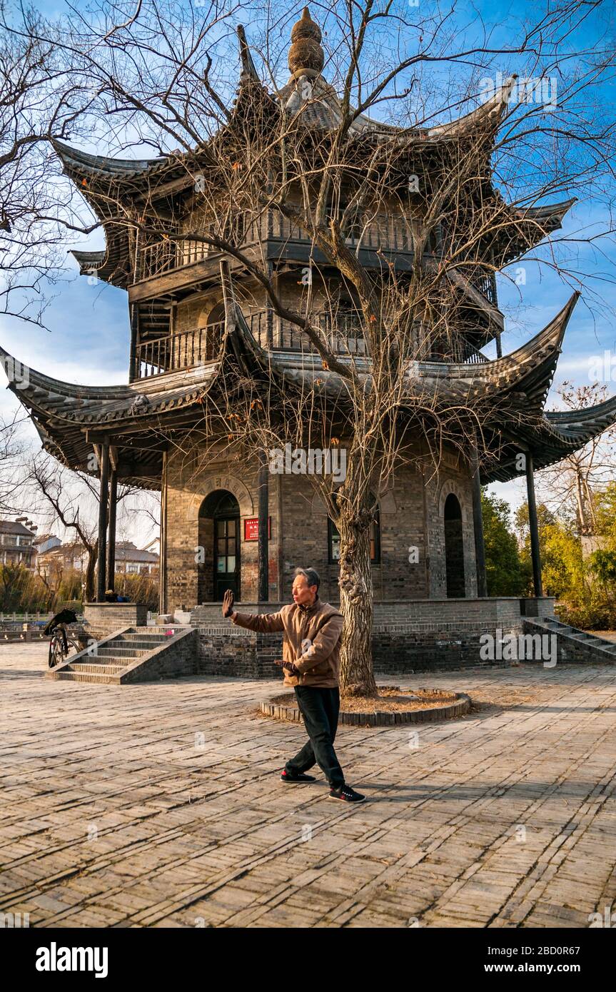 Ein Alter Mann praktiziert Tai Chi vor die treffend benannte Changsheng (lange Lebensdauer)-Pavillon am Ostufer des alten Grand Canal in Yangzhou, Jiangsu Stockfoto
