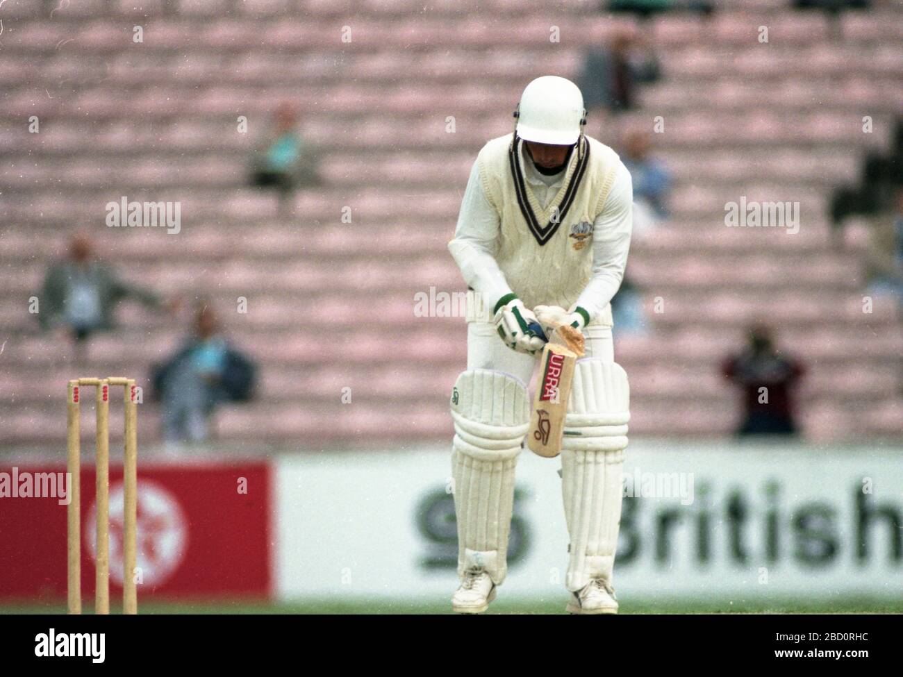 The Oval, London 19. Mai 1990. Surrey / Hampshire. Der Batsman von Surrey, Grahame Clintons Hieb, bricht von einer Lieferung von Kevin Shine aus Hampshire ab. Foto von Tony Henshaw Stockfoto