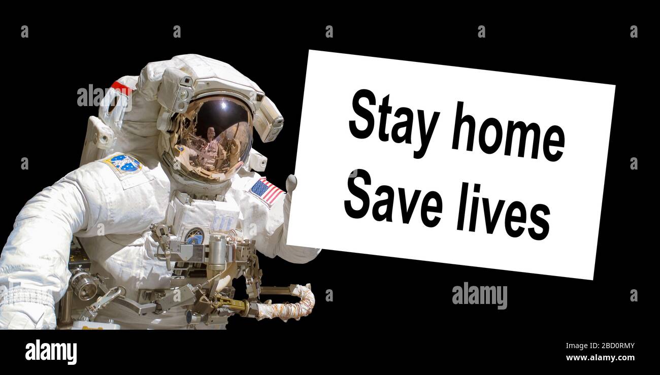Astronaut im All, der ein Brett mit der Botschaft hält, bleibt zu Hause, rettet Leben - Elemente dieses Bildes werden von der NASA bereitgestellt Stockfoto