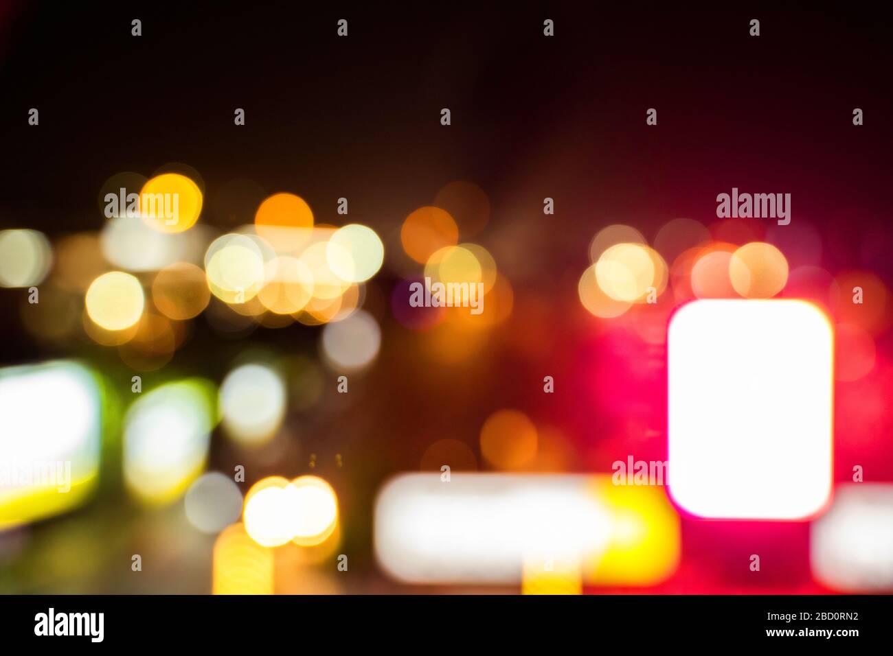 Schöner Hintergrund bei dunklen, unscharf leuchtenden Lichtern während der Nacht Stockfoto