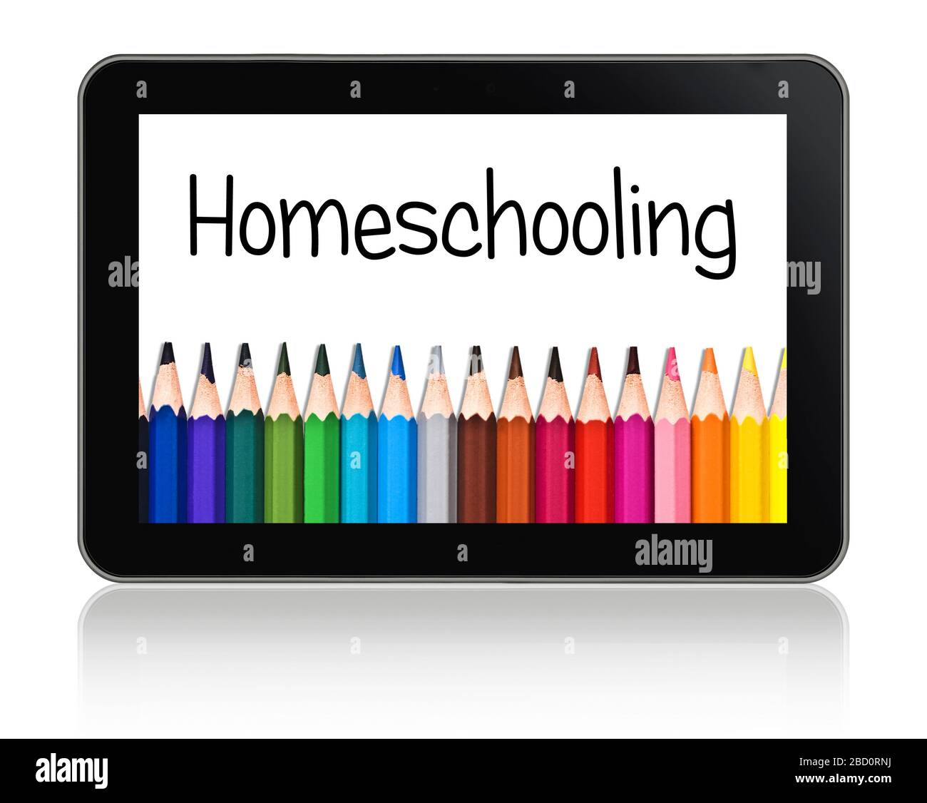 Homeschooling auf einem Tablett mit bunten Bleistiften Stockfoto