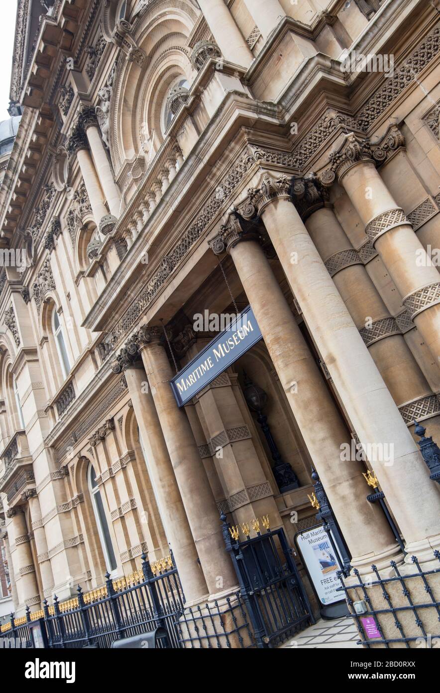 Die hoch dekorierte Fassade und der Eingang zum Hull Maritime Museum, ehemals den Büros des Hull Dock Stockfoto