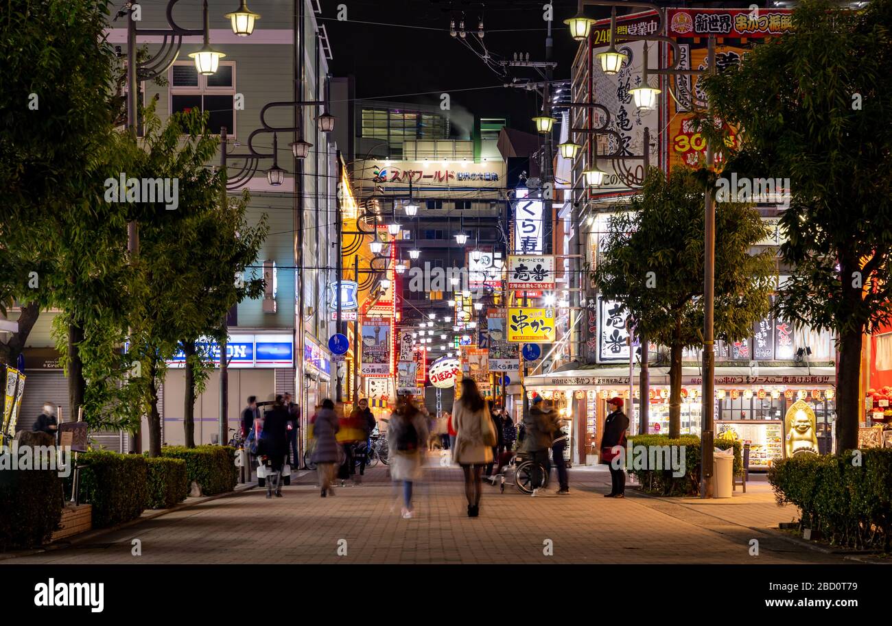Ein Bild einer der Straßen von Shinsekai (Osaka) in der Nacht. Stockfoto