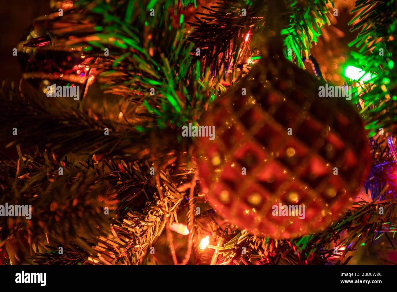 Weihnachtsschmuck mit Baumkugeln und farbigen Lichtern Stockfoto