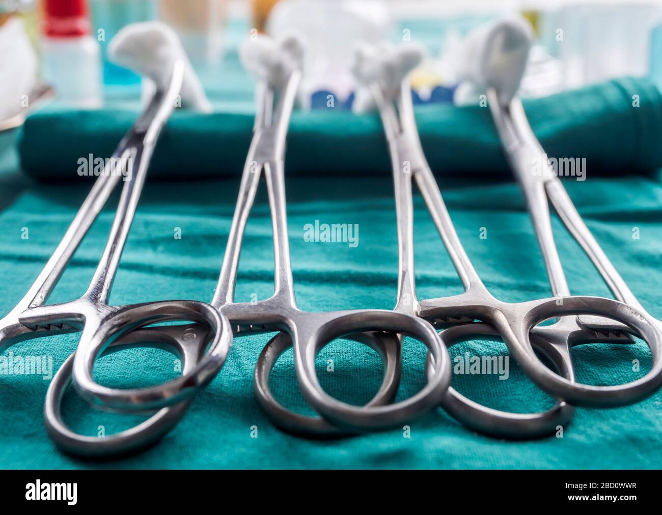 Chirurgische Schere mit torundas auf einem Tablett Metall in einem Operationssaal, konzeptionelle Bild Stockfoto
