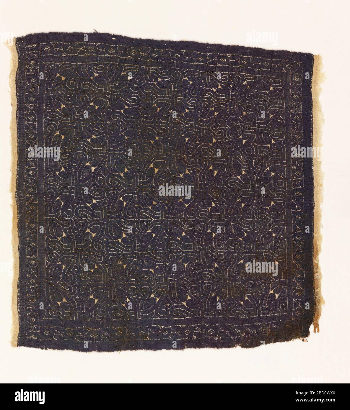 Platz Erreichte. Forschung auf dem ProgressSquare des violetten Wandteppichs, der aus seinem Leinenfundament geschnitten wurde. Geometrisches Muster basierend auf ineinander greifenden Kreisen. Platz Erreichte Stockfoto