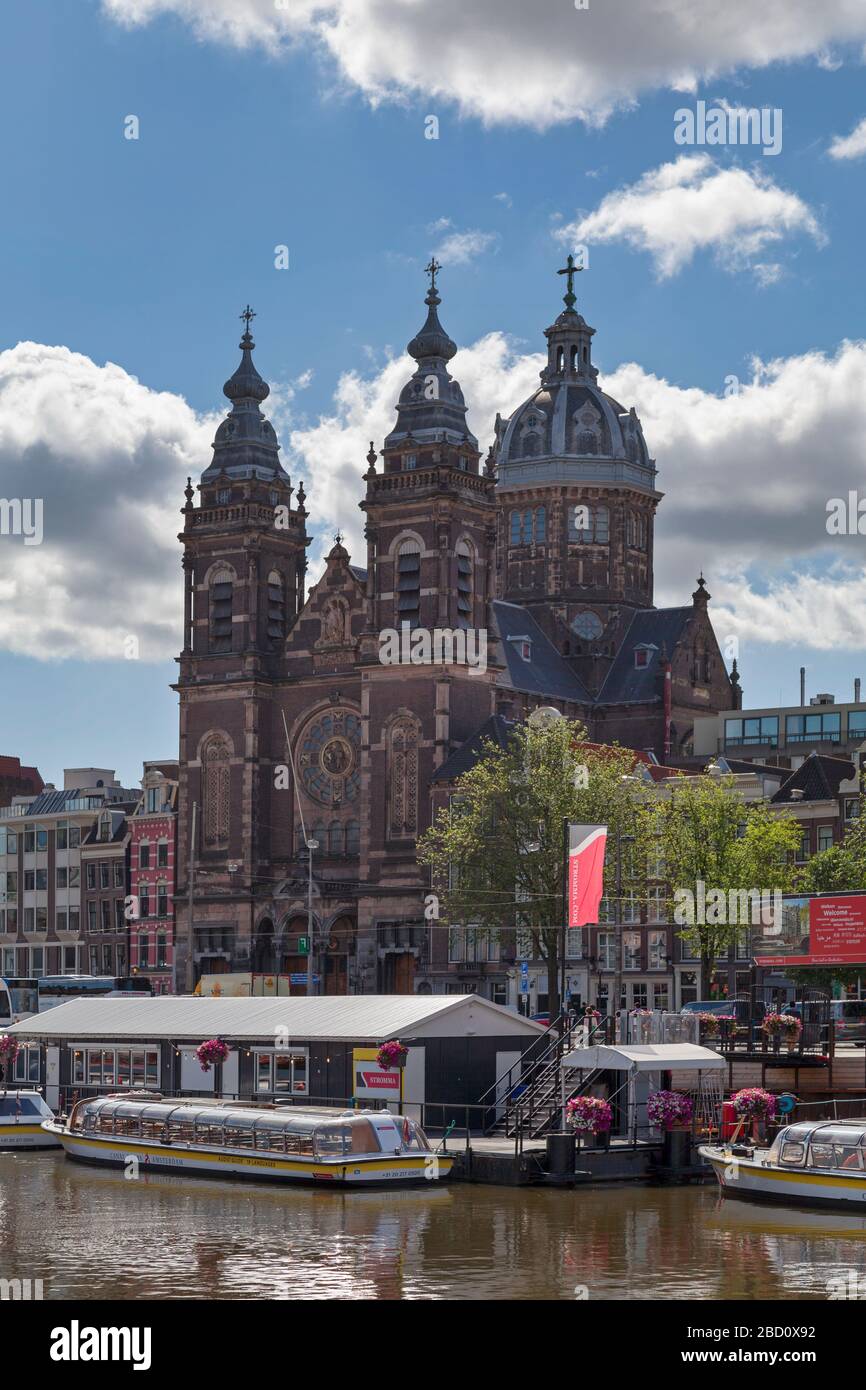 Amsterdam, Niederlande - 02. Juli 2019: Die Nikolausbasilika ist EINE in Amsterdam gelegene, in der Altstadt gelegene, katholische Kirche. Stockfoto