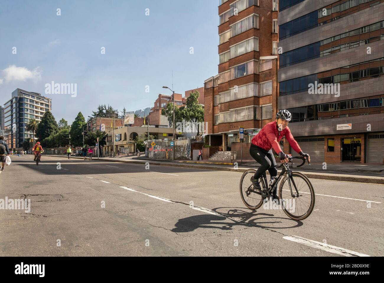 Bogota, Colombia-20. Februar 2020: Die kolumbianische Hauptstadt Bogotá fügt 47 Meilen Fahrradwege hinzu, um die Ausbreitung von Coronavirus zu unterbinden und die Luftverschmutzung zu verringern Stockfoto