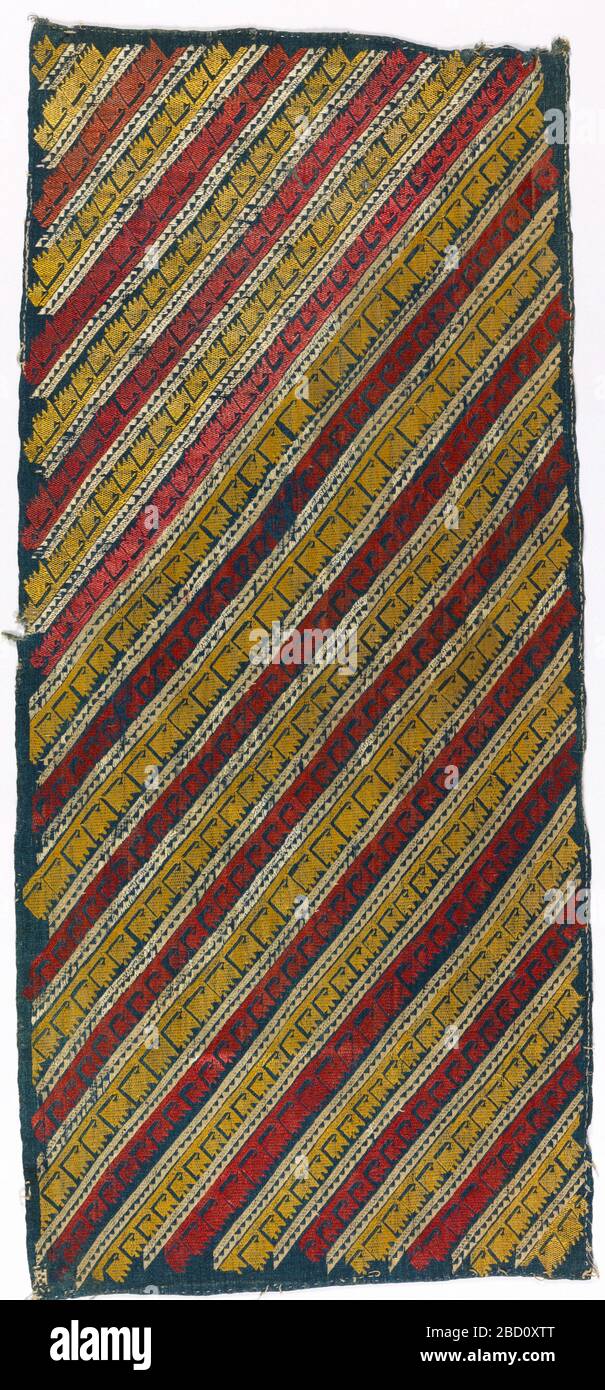 Textil. Forschung in ProgressCoarse blaues Leinen-Tabby bestickt mit Sägekahnbändern von weißen, diagonalen Reihen von rot-gelb laufenden Stichen, die Reihen von rückwärts gerichteten L-förmigen Formen reservieren. Textil Stockfoto