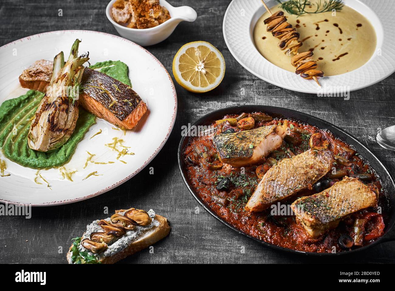 Dreigänsiger Fischteller Pike Barch, Lachssteak, gedämpfter Barsch.. Diätetisches Menü. Fischmenü. Meeresfrüchte. Konzept der gesunden Ernährung. Stockfoto