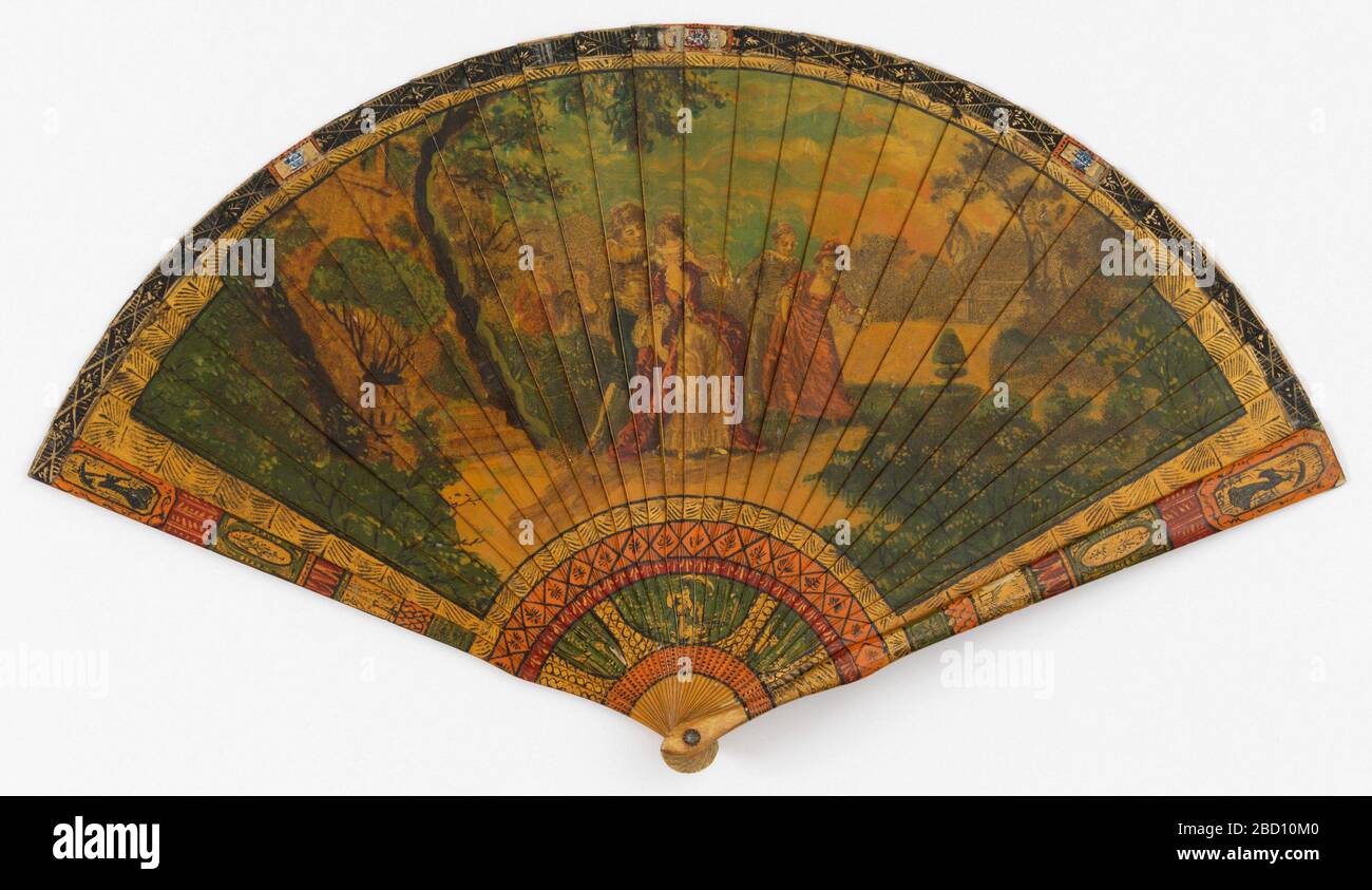 Bris-Lüfter. Forschung in ProgressBrisé Elfenbein-Fan mit Chromolithograph auf Papier, das ein Spiel von Blind man's Bluff zeigt. Umgekehrt: Landschaft mit Fischerdorf im Stil des 18. Jahrhunderts. Später stark mit gelbem Lack beschichtet. Bemalte und vergoldete Elfenbeinstöcke und -Wachen. Bris-Lüfter Stockfoto