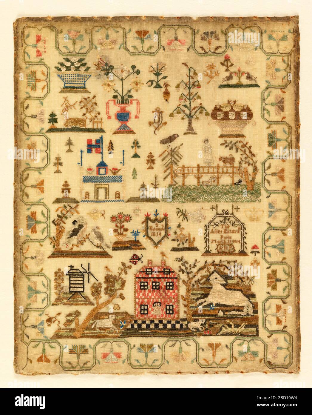 Sampler. Forschung in progressIsolierten häuslichen und patriotischen Motiven innerhalb einer geschwungenen Blumengrenze. Ein Grabstein mit Flaggen lautet "die Verbündeten sind am 31. März in Paris eingetreten". Sampler Stockfoto