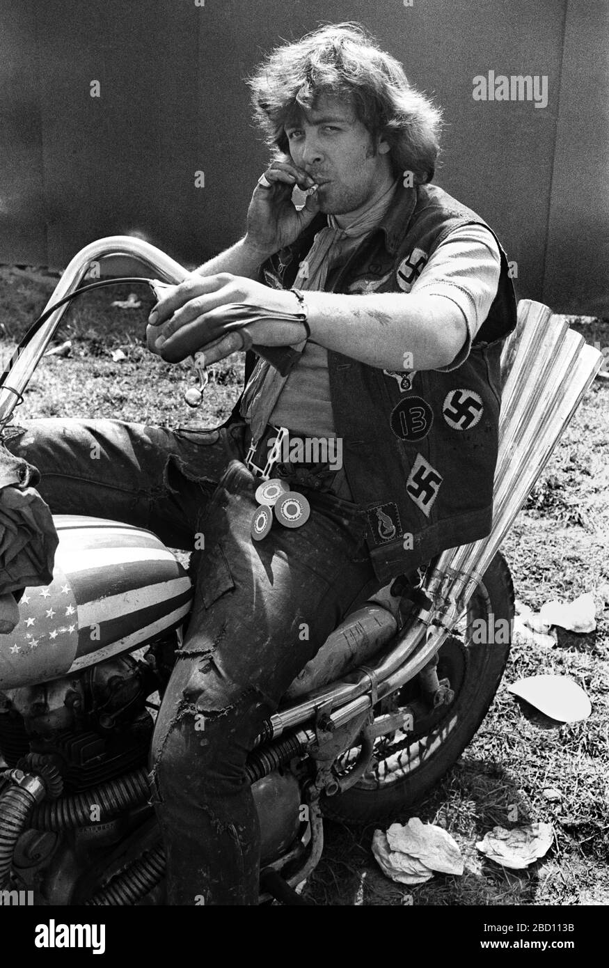 Hells Angel sitzt auf seinem Motorrad 1970 Stockfoto