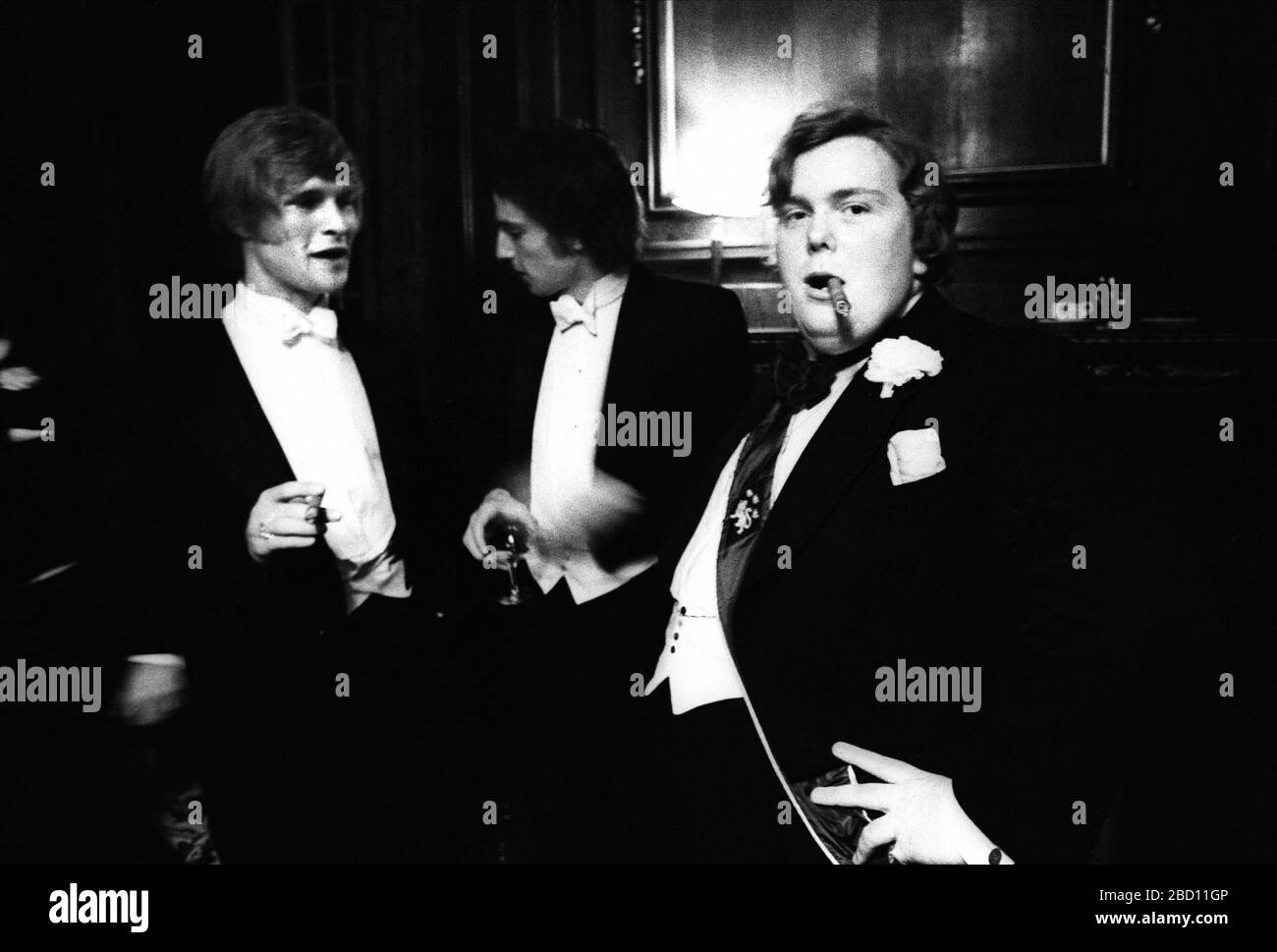 May Ball Komiteemitglieder im Abendkleid rauchende Zigarren Trinity College Cambridge 1971 Stockfoto