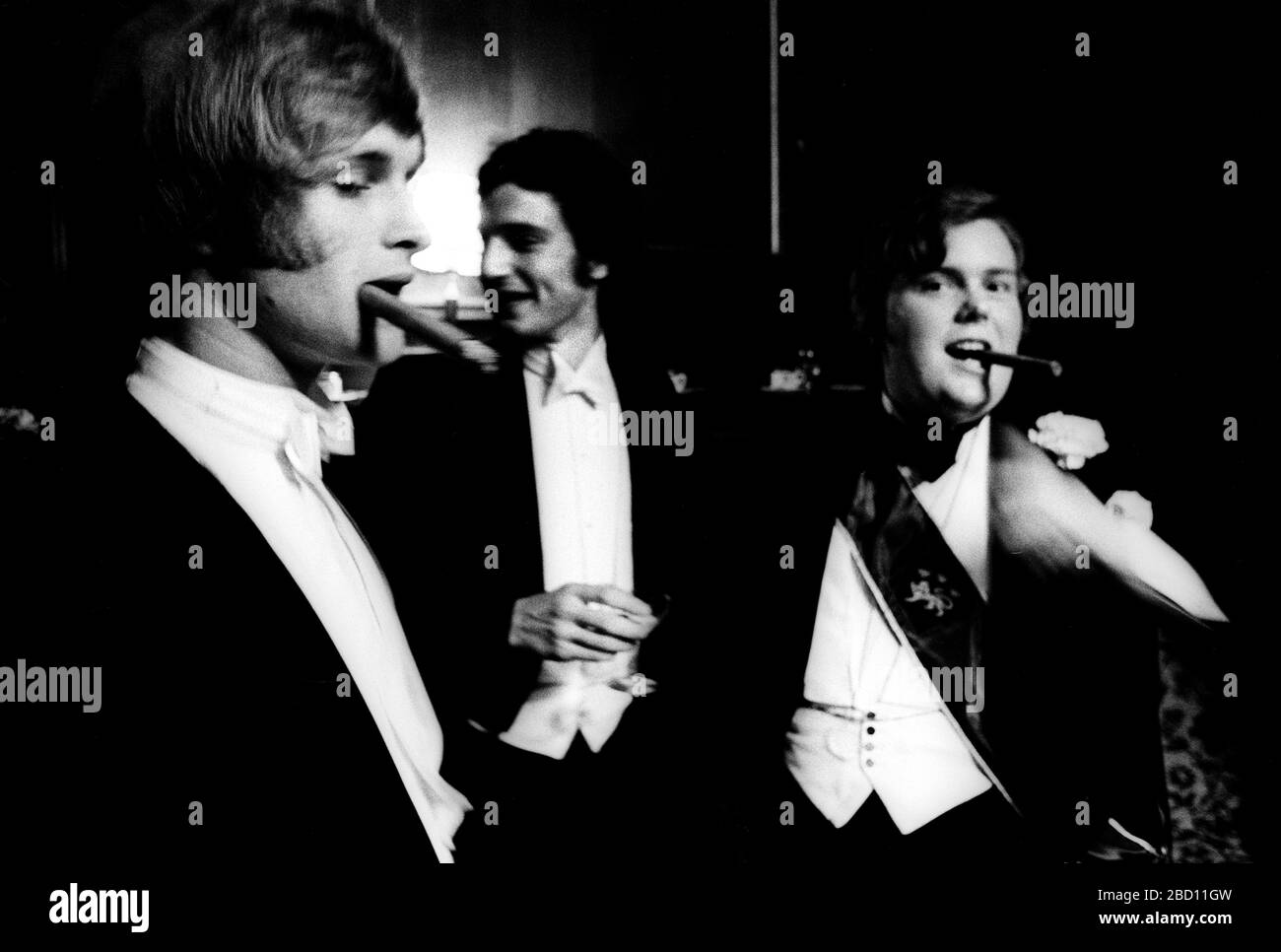 May Ball Komiteemitglieder im Abendkleid rauchende Zigarren Trinity College Cambridge 1971 Stockfoto