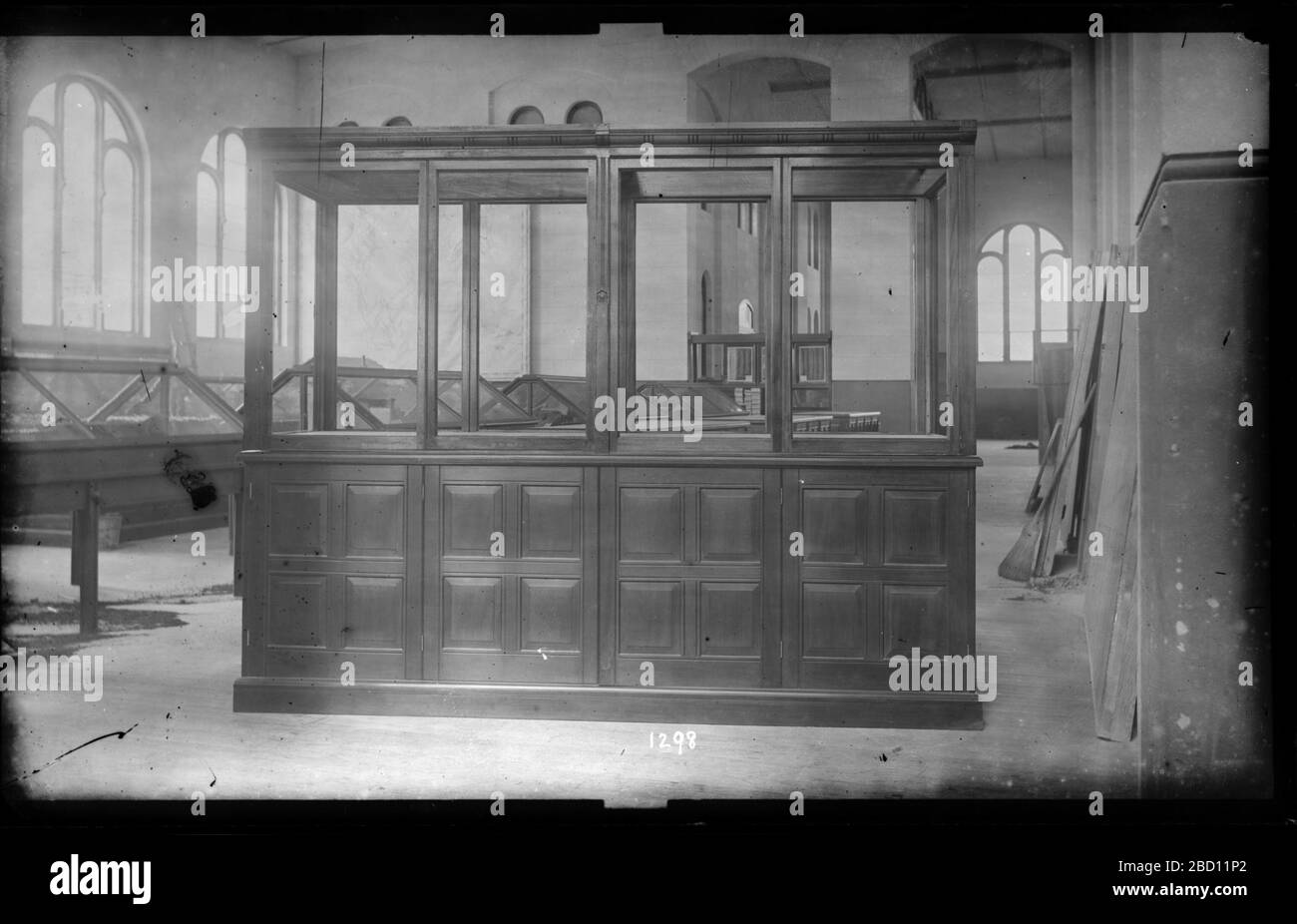 Leere Ausstellungsfälle bei USNM. Auch bekannt als RU95 Box76 039 [SPI 2072] und 1298.siehe auch Record Unit 95, Box 76.Leere Ausstellungsfälle im United States National Museum (USNM), heute bekannt als Arts and Industries Building.Smithsonian Institution Archives, ACC. 11-006, Feld 002, Bild-Nr. MAH-1298 Stockfoto