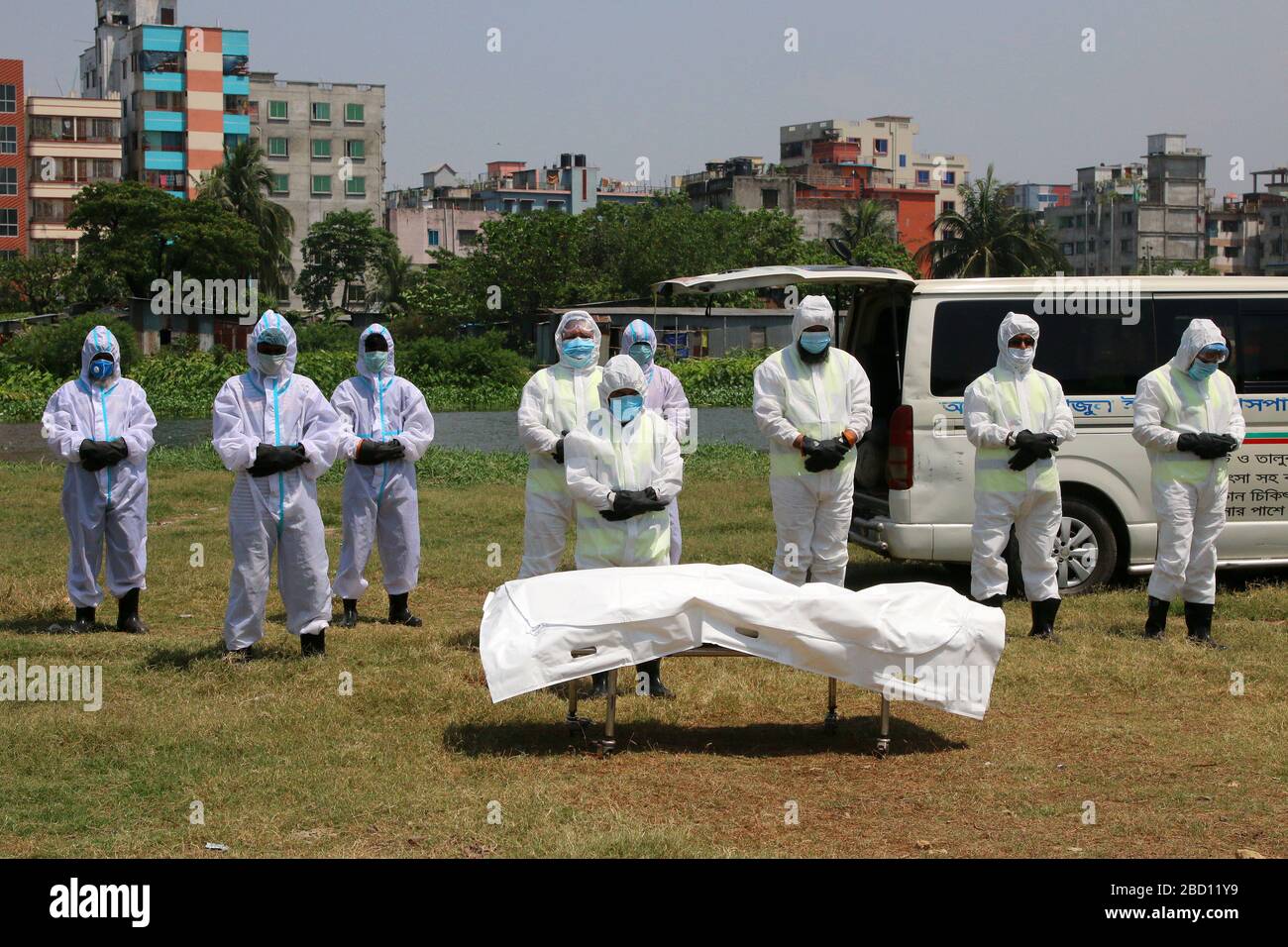Dhaka, Bangladesch. April 2020. Grabbestatter und in Schutzanzügen gekleidete Gesundheitshelfer beten janazah (Trauergebet) für den Körper eines Coronavirus-Opfers auf dem öffentlichen Friedhof in Dhaka.Bangladesch hat 123 Fälle bestätigt, bei denen laut IEDCR-Beamten 12 Todesfälle aufgrund von Coronavirus (COVID-19) zu beklagen sind. Credit: SOPA Images Limited/Alamy Live News Stockfoto