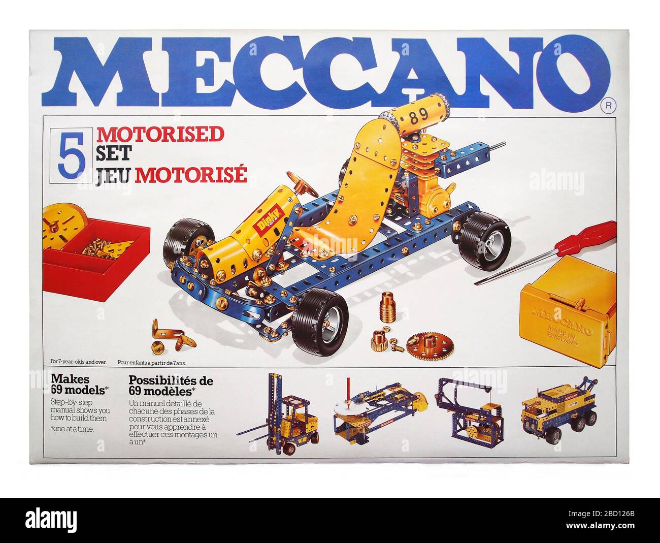 Der Kastendeckel eines Meccano-Sets der 80er Jahre. Das Metallbauspielzeug ist eine Nummer 5, ein motorisiertes Set. Es verfügt über einen Go-Kart und einen gelben Akku. Stockfoto