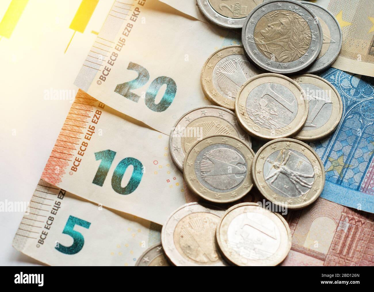 Etwas Geld (Pfund, Pfund) auf dem Tisch. Ansicht von oben. Stockfoto