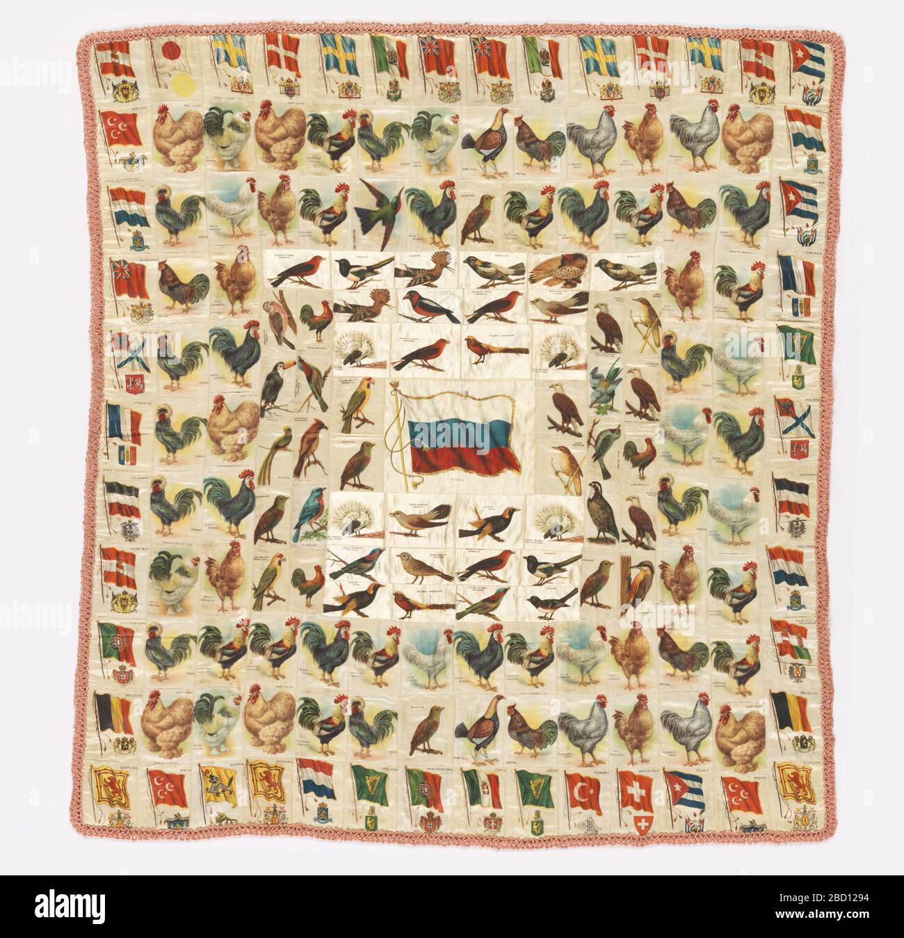 Patchwork-Abdeckung. Recherchen zum ProgressPatchwork Cover aus Zigaretten-Souvenir-Quadraten, die mit Nationalflaggen und Vögeln bedruckt sind. Die große Zentralfahne stammt aus dem vorrevolutionären Russland, umgeben von Vögeln und anderen Nationalflaggen. Patchwork-Abdeckung Stockfoto