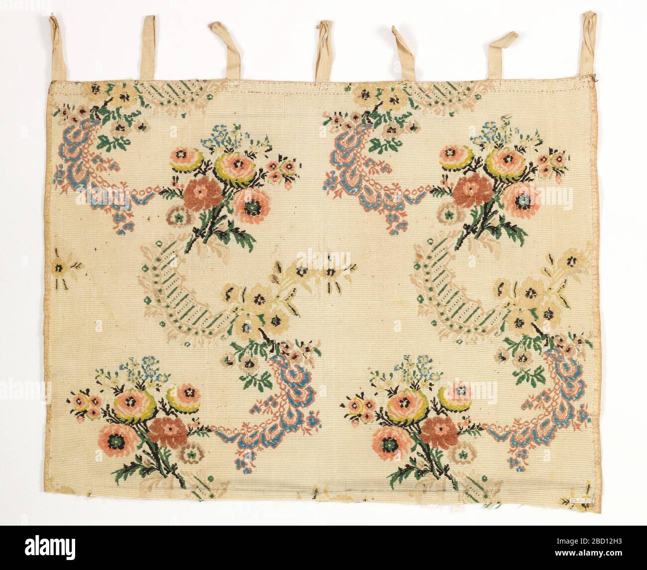 Fragment. Forschung in ProgressSerpentinenbändern mit Blumensträußen auf weißem Grund. Fragment Stockfoto