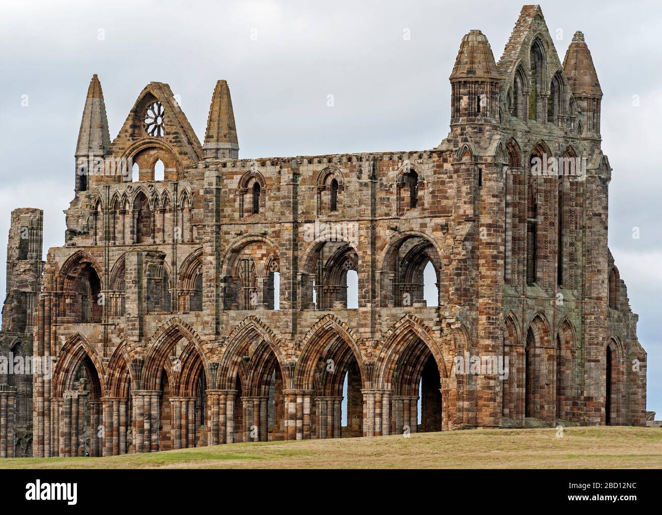 Überreste einer antiken englischen gothischen Abteiruine mit Fenstern Stockfoto