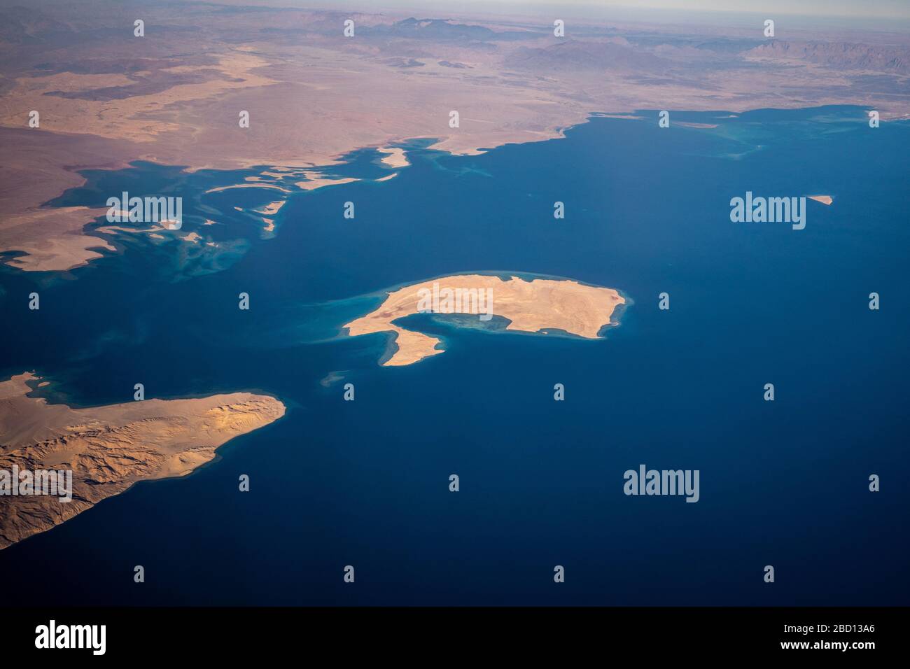 Luftaufnahme von Saudi-Arabien und den Meerengen von Tiran zwischen dem Golf von Akaba und dem Indischen Ozean Stockfoto