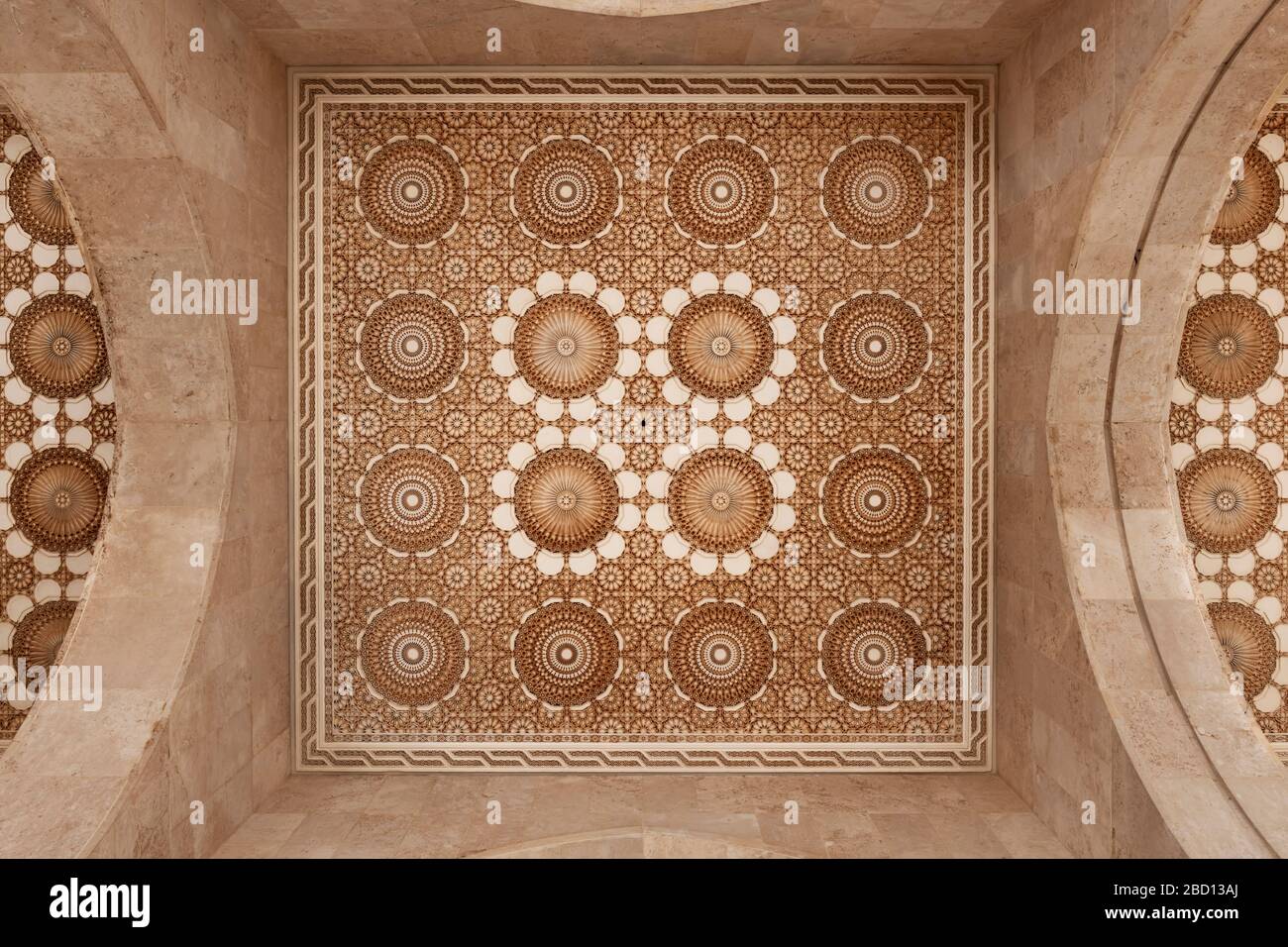 Schöne Decke mit geschnitztem Putzschmuck und Marmorwänden. Architektonische Details aus der Moschee Hassan II. In Casablanca, Marokko. Stockfoto