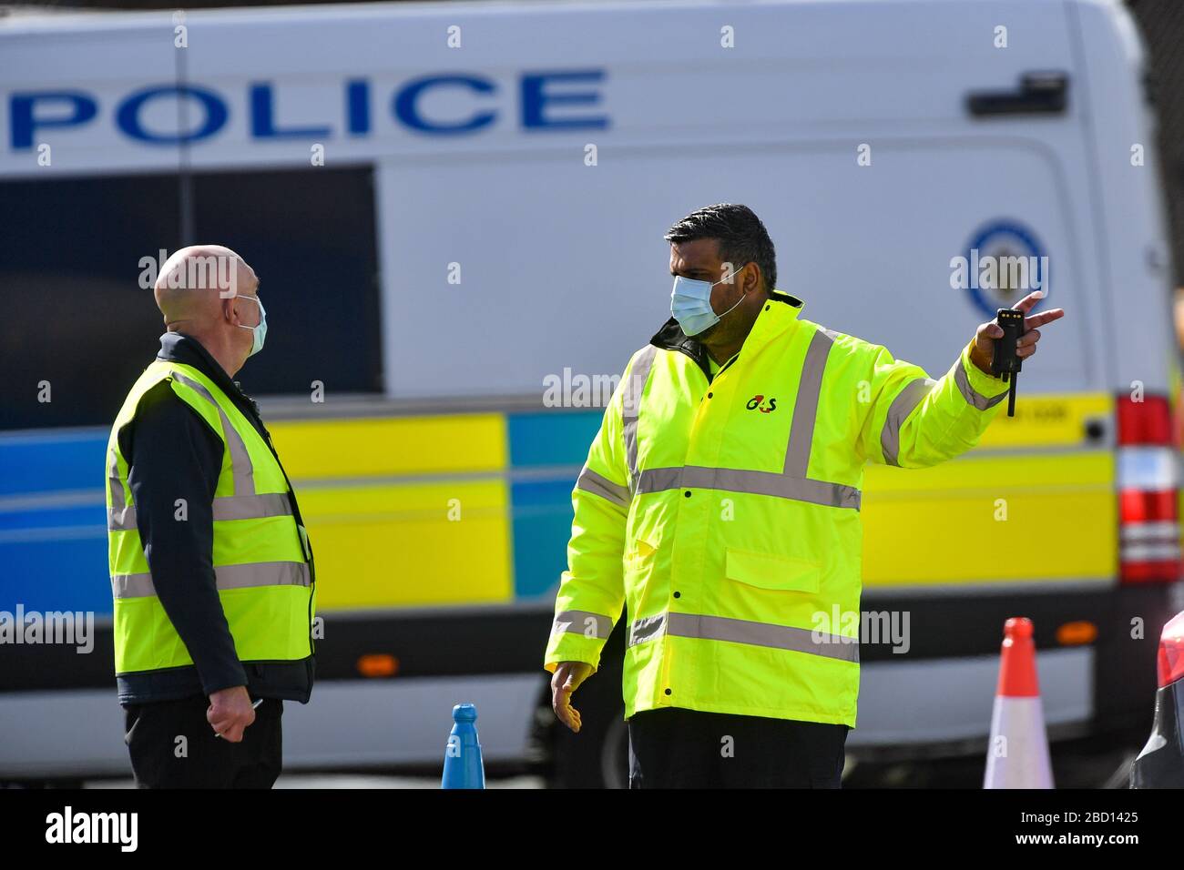 Das Bild, das um 1028 Uhr der Sicherheit vor Ort aufgenommen wurde, da Militärangehörige bei der Durchführung von Covid19-Tests für NHS-Arbeiter auf dem Edgbaston Cricket Ground in Birmingham helfen, da Großbritannien weiterhin in Sperrungen arbeitet, um die Ausbreitung des Coronavirus einzudämmen. Stockfoto