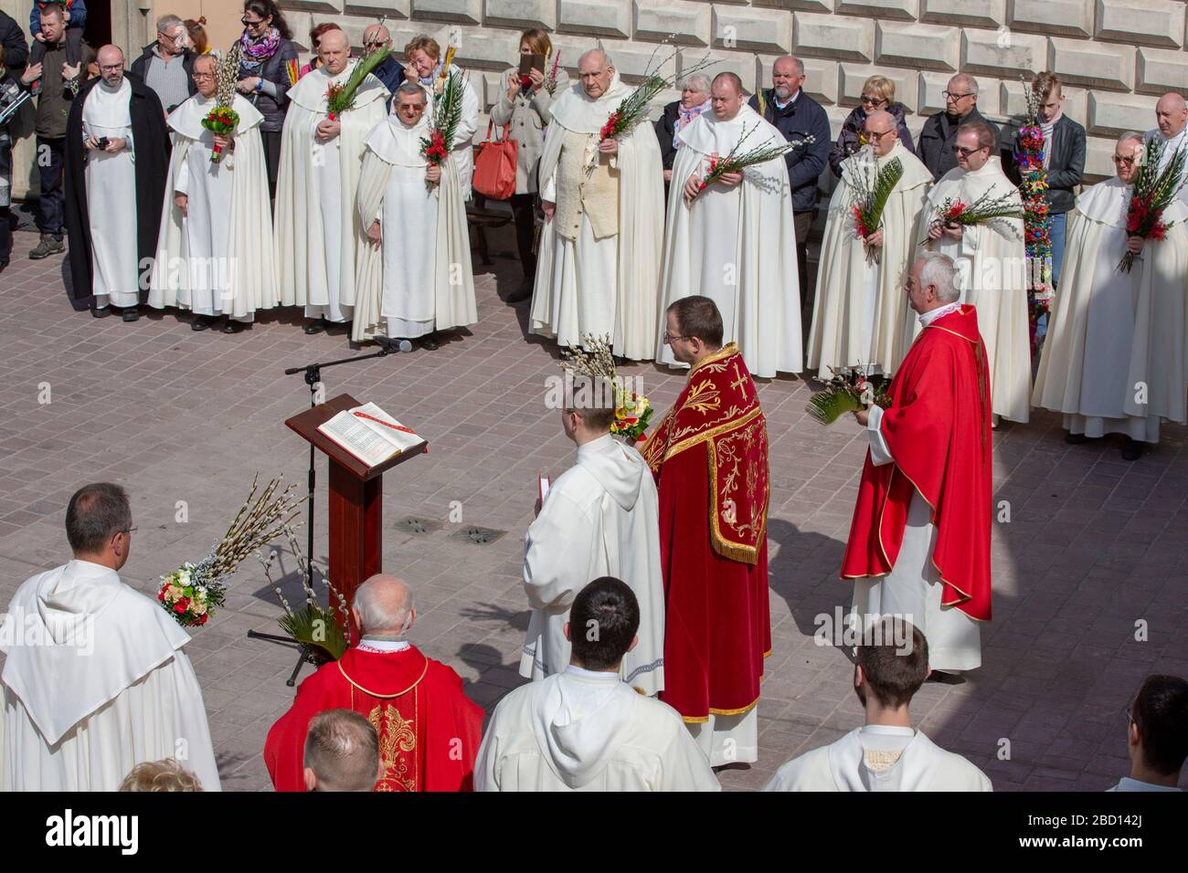 Polen, Tschenstochau - 14. April 2019: Kloster Jasna Gora Palmsonntag: Die Segnung der Osterpalmen am Palmsonntag durch die Väter aus dem Orden von Sa Stockfoto