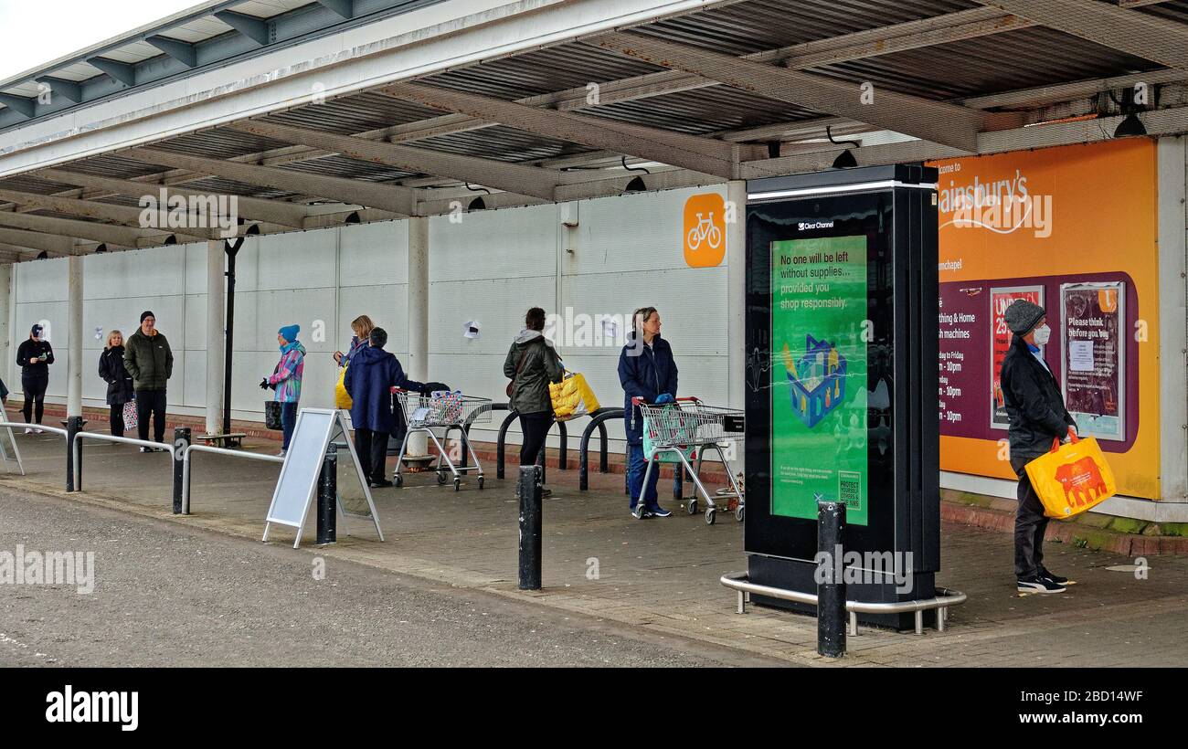Glasgow, Schottland, Großbritannien, 6. April 2020: Coronavirus sah verlassene Straßen und leere Straßen, als Drumchapel sainsburys eine soziale Distanzierung der Trolley-Warteschlange und apt Werbung sah. Gerard Ferry/Alamy Live News Stockfoto
