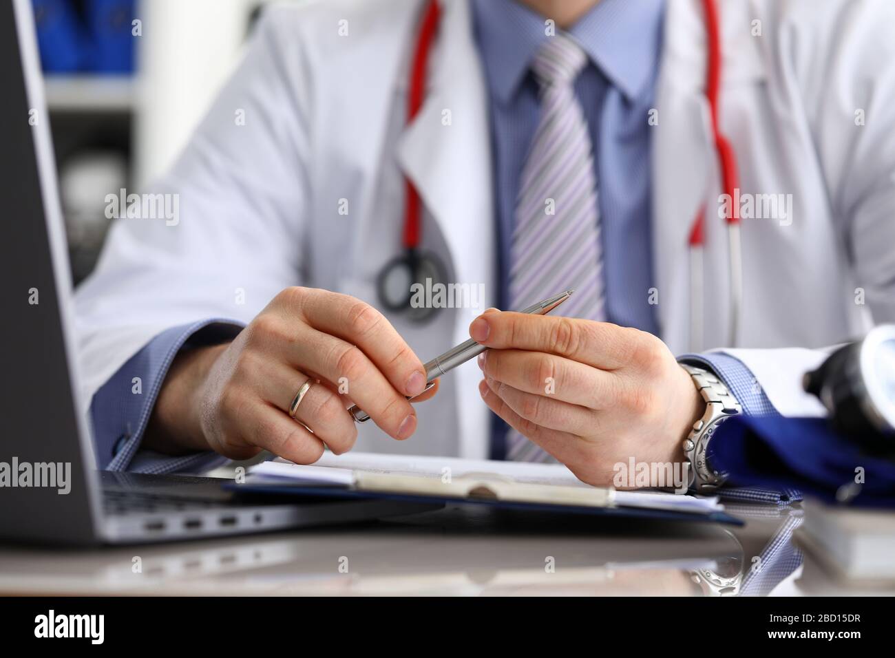 Analyse von Patientendaten und aktuellen Indikatoren. Stockfoto