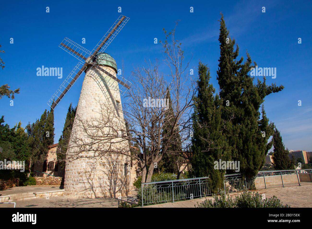 Die Windmühle in Yemin Moshe, Jerusalem, Israel, die erste jüdische Residenz, die außerhalb der alten Stadtmauern errichtet wurde, ist nach Sir Moses Montefiore benannt, der es ist Stockfoto