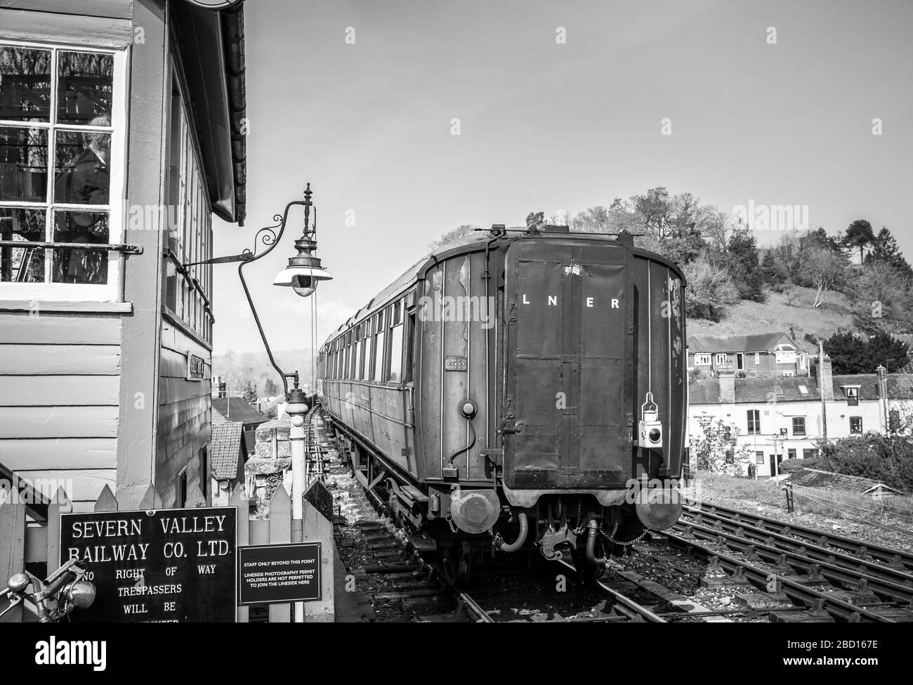 Schwarz-weiße Rückansicht der alten britischen Dampfeisenbahn, die den Vintage-Bahnhof Bewdley verlässt, Severn Valley Railway Heritage Line, Großbritannien. Stockfoto